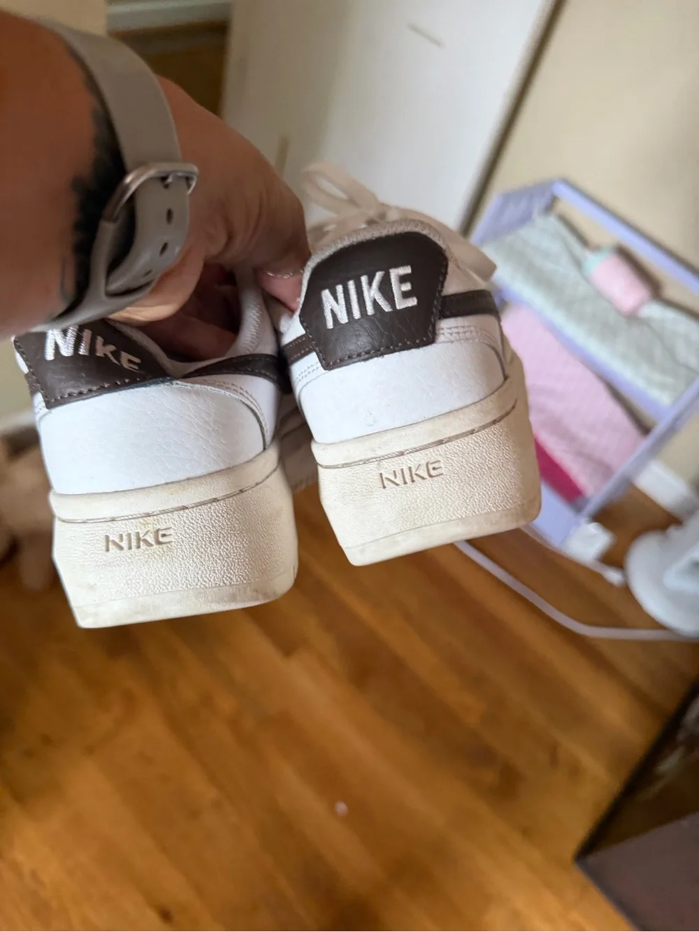 Nike White & Brown Low-Top Sneakers with Brown Swoosh